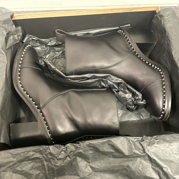 Zadig and Voltaire Chrome Low Boots
Size 6
Brand new with box and dust bags - Picture 6 of 9